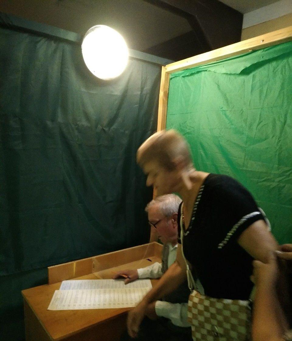 В одну кабинку сразу вдвоем зашли мужчина и женщина и проголосовали / фото ОПОРА В одну кабинку сразу вдвоем зашли мужчина и женщина и проголосовали / фото ОПОРА