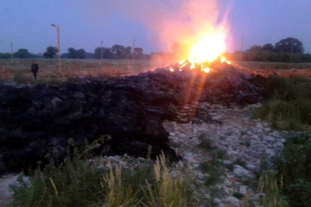 Вогнем знищено близько 5 тисяч тюків соломи / фото ГУ ДСНС у Дніпропетровській області Вогнем знищено близько 5 тисяч тюків соломи / фото ГУ ДСНС у Дніпропетровській області