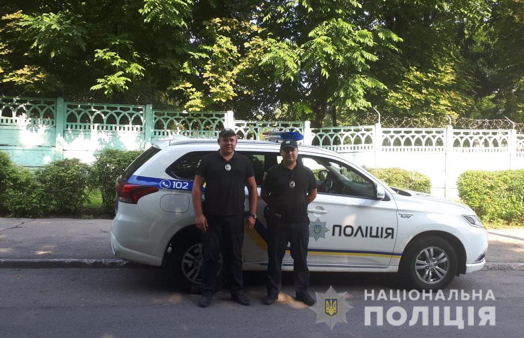 Полицейские вовремя разыскали и спасли жизнь пропавшей девочке / фото ГУ НП в Днепропетровской области Полицейские вовремя разыскали и спасли жизнь пропавшей девочке / фото ГУ НП в Днепропетровской области