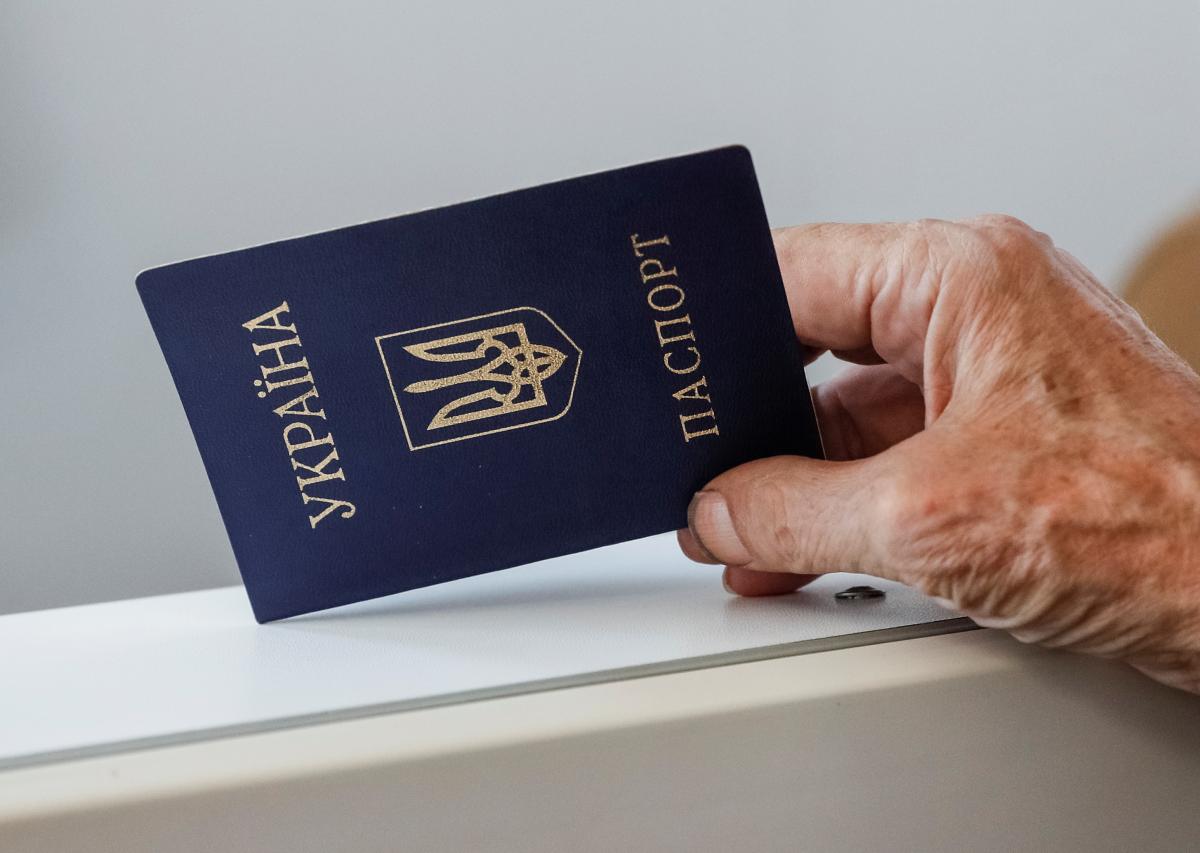 На четвертому році незалежності українці почали отримувати паспорт громадянина України / Ілюстрація REUTERS