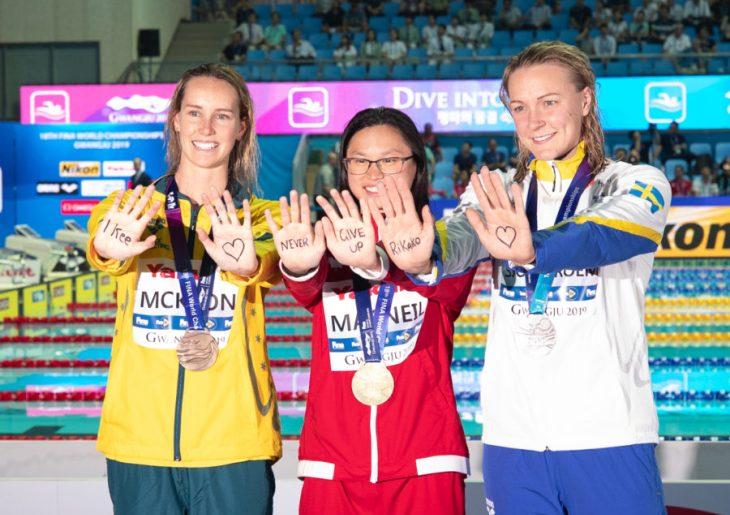 Спортсменки написали послання на долоні / фото: swimswam.com Спортсменки написали послання на долоні / фото: swimswam.com