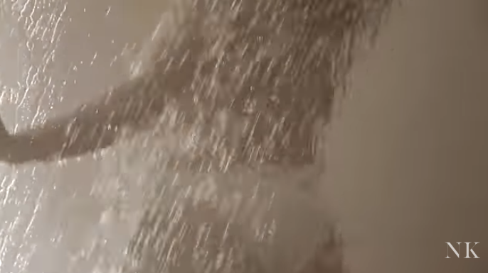 Мокрая и сексуальная: Настя Каменских показала обнаженное видео