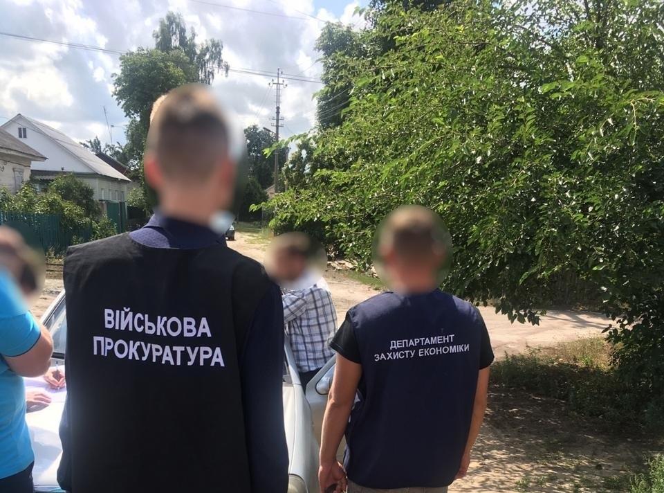 Митника затримано під час одержання чергової частини хабара / фото військова прокуратура Центрального регіону Митника затримано під час одержання чергової частини хабара / фото військова прокуратура Центрального регіону