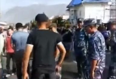 Двоє ворогуючих сіл не поділили нейтральну територію / скріншот відео ТСН Двоє ворогуючих сіл не поділили нейтральну територію / скріншот відео ТСН
