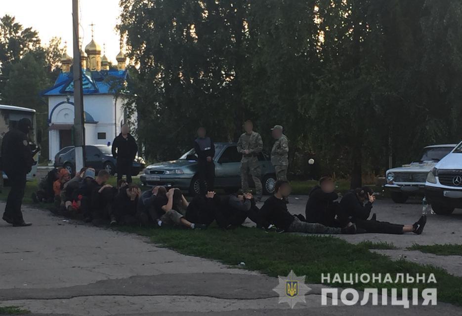 Молодчики поводилися агресивно, погрожували господарю розправою / фото: прес-служба поліції Харківської області Молодчики поводилися агресивно, погрожували господарю розправою / фото: прес-служба поліції Харківської області