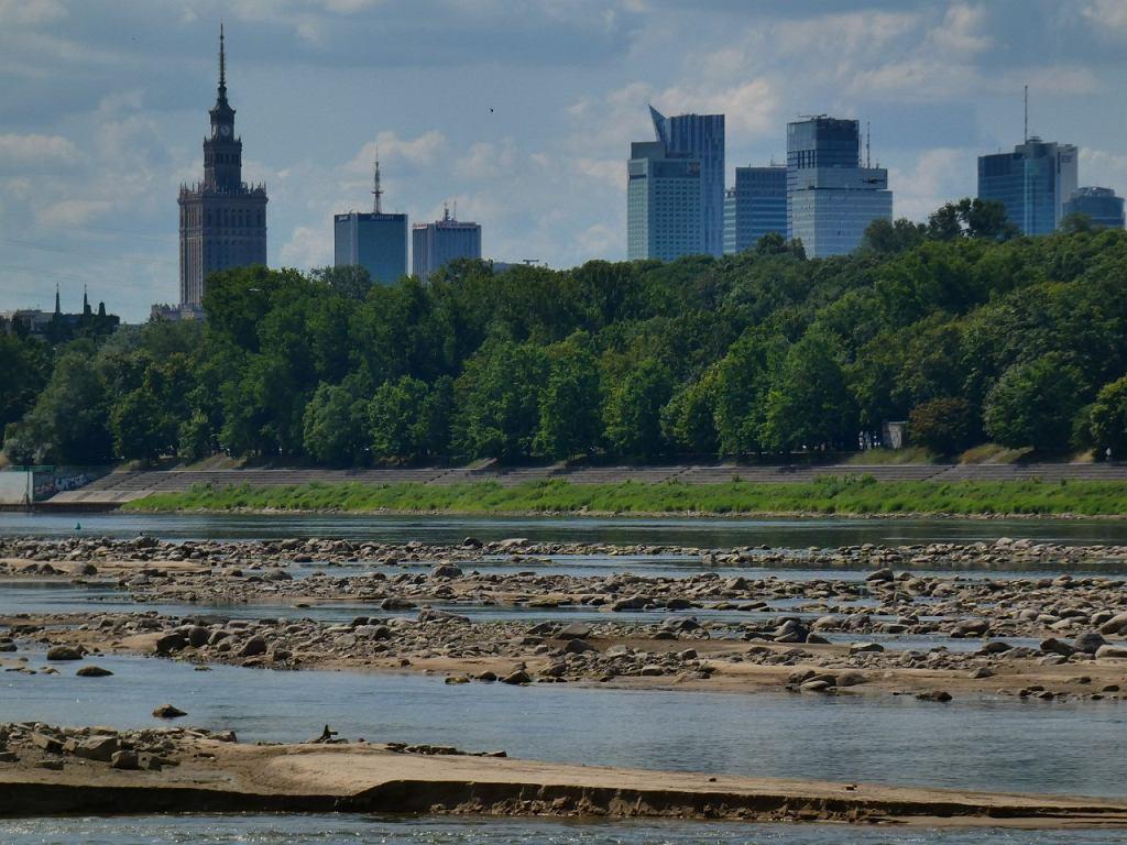 Река на юге польши. Висла обмелела. Река Висла. Польша река Днепр. Когда Москва река мелеет.