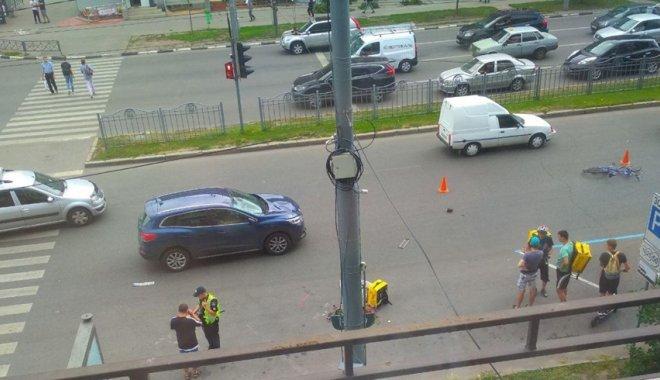 Курьера Glovo сбил Renault / Фото: ХХ Курьера Glovo сбил Renault / Фото: ХХ