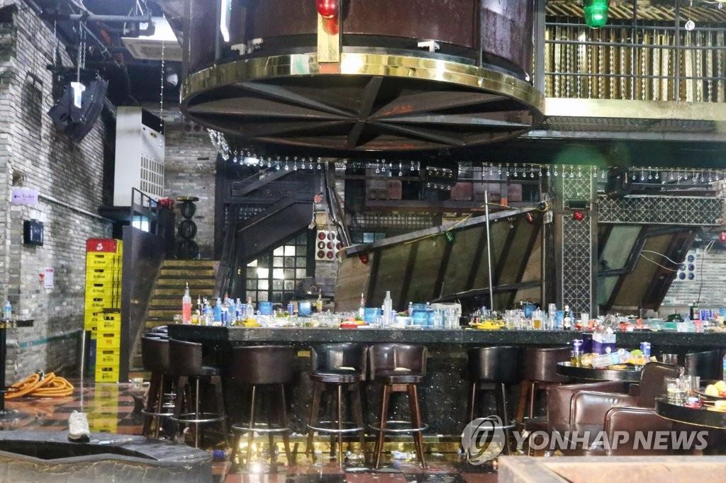 Обрушение балконной конструкции произошло в ночном клубе / фото: en.yna.co.kr Обрушение балконной конструкции произошло в ночном клубе / фото: en.yna.co.kr