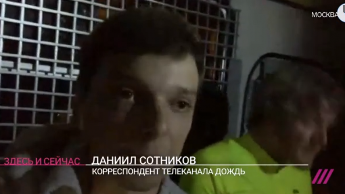 По словам журналистов, автозак кружит около больницы, в него подсаживают все новых задержанных / скриншот прямой трансляции задержанного журналиста По словам журналистов, автозак кружит около больницы, в него подсаживают все новых задержанных / скриншот прямой трансляции задержанного журналиста
