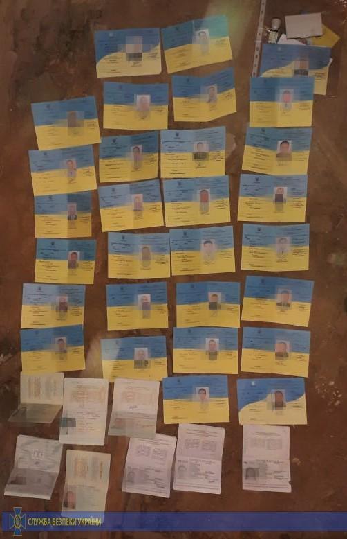 Во время обысков обнаружены бланки паспортов, видов на жительство и другие документы / фото ssu.gov.ua Во время обысков обнаружены бланки паспортов, видов на жительство и другие документы / фото ssu.gov.ua