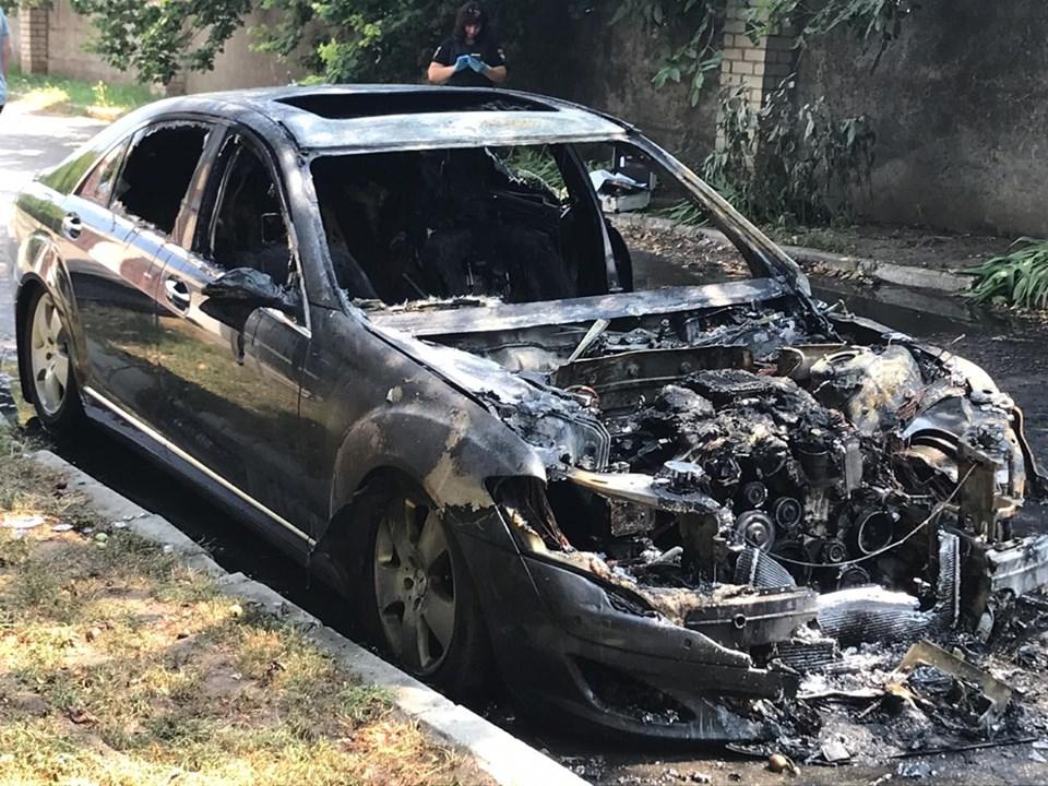 Иномарку сожгли возле одного из зданий на Бориславском шоссе / фото: ГУ Нацполиции Херсонской области Иномарку сожгли возле одного из зданий на Бориславском шоссе / фото: ГУ Нацполиции Херсонской области