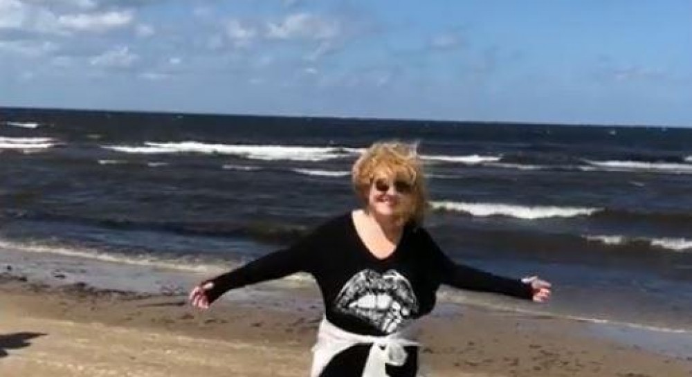 Алла Пугачева на пляже: видео