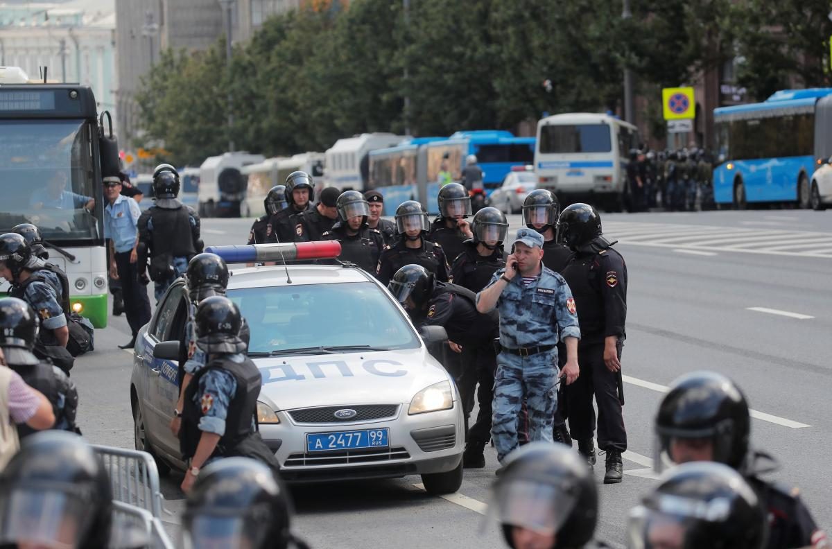 Russia Protests: Police Beat, Arrest Hundreds At Moscow Rally (Photo ...