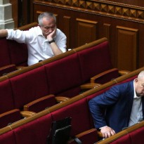 Депутаты расслабились: на заседании Рады присутствуют лишь полсотни народных избранников