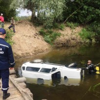 На Черниговщине автомобиль упал в реку с понтонного моста (фото)