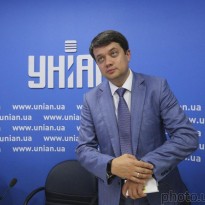 Рабинович довыступался: Разумков пригрозил отключать микрофон нардепам, которые игнорируют украинский