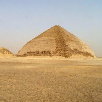 В Египте после более полувека реставрации для туристов открыли уникальную Ломаную пирамиду (видео)