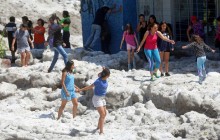 Мексиканский город засыпало градом, слой льда достигает метровой высоты (фото, видео)