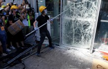 В Гонконге протестующие штурмуют здание Законодательного совета (фото, видео)