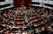Протестующие в Гонконге прорвались в здание парламента (фото)