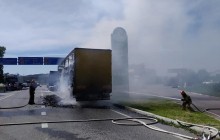 Біля Львова під час руху загорілася вантажівка з деревним вугіллям (фото)