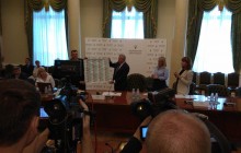 Директор департамента денежного обращения НБУ Виктор Зайвенко: По цвету и размеру новая банкнота в 1000 гривень четко отличается от остальных, это поможет украинцам лучше определять номинал