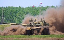 Америка тремтить зі страху: у Росії влаштували показове розрізання кавунів танками Т-80 (відео)