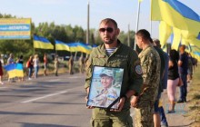 У Херсоні на колінах прощаються з убитою на Донбасі під час обстрілу авто медиком (фото, відео)