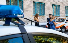 У Дніпрі дівчина намагалася забратися на четвертий поверх гуртожитку по простирадлах і зірвалася (фото)