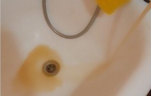 В Сети показали ржавую воду из кранов в оккупированном Армянске – жители собрались на митинг (фото)