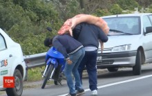 В Аргентине люди воспользовались аварией, чтобы награбить свиных туш (видео)