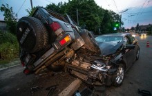 У Києві військові на позашляховику влетіли в легковик, після чого втекли (відео)