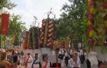 У Португалії влаштували традиційний парад із 16-кілограмовими коронами з хліба і квітів (відео)