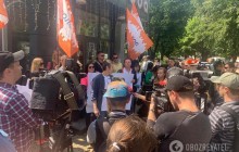 У Києві зібрався мітинг під телеканалом NewOne через телеміст з РФ (фото, відео)