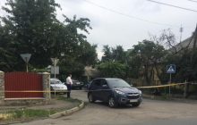 В Ужгороді обстріляли авто офіцера поліції, поранена випадкова перехожа (фото)