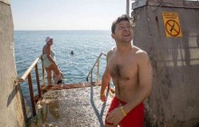 Офіс президента показав, як Зеленський у шортах купався в Чорному морі (відео)