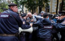 В Москве полиция жестко разогнала участников митинга перед выборами (видео)