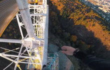 Украинский руфер показал жуткое видео с верхушки колеса обозрения в Грузии