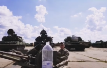 Открыл бутылку зениткой: украинский боец присоединился к главному флешмобу этого лета (видео)