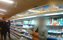 В сумском супермаркете мужчина угрожал вспороть себе живот (видео)