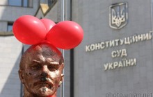У Києві пікетують під КСУ проти скасування закону про декомунізацію (фоторепортаж)
