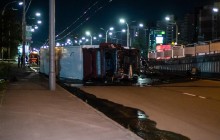 У Києві багатотонна фура вилетіла за огорожу і впала з мосту (фото, відео)