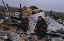 "Радісні обличчя та лайки": офіцер ЗСУ показав, як бойовики розважалися на уламках MH17 (фото)
