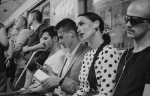 "Королева чарівності": українська модель в "космічному" купальнику еротично позувала на скелях