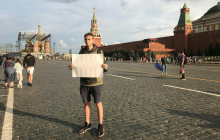 В Москве задержали мужчину с пустым плакатом — сеть взорвалась фотожабами