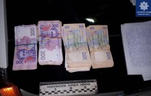 На Ривненщине полиция задержала злоумышленников, которые похитили из кабины грузовика сумку с сотнями тысяч гривень