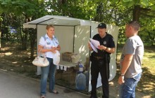 Назад до СРСР: У Дніпрі біля виборчих дільниць продавали пиріжки по 5 копійок (відео)