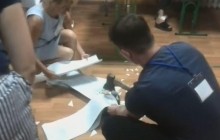 В Днепре неиспользованные бюллетени погасили топором (видео)