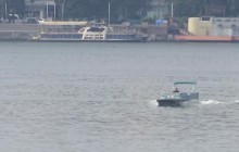 В Днепре, где перекрыли центральный мост, мужчина запустил водное такси (видео)