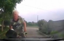 У Запоріжжі бабця-велосипедистка на великій швидкості влетіла в авто (відео)